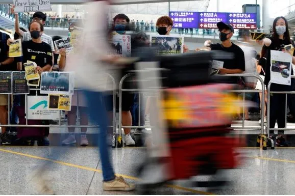 В аеропорту Гонконгу поліцейські застосували перцевий балончик проти мітингувальників