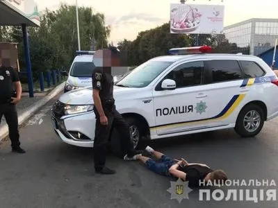На Київщині юнак напав з ножем на таксиста