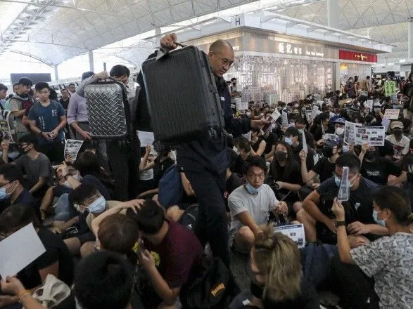 Ситуация в Гонконге: протестующие снова полностью блокировали аэропорт, произошли столкновения