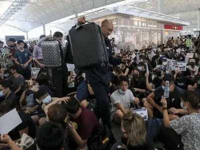 Ситуация в Гонконге: протестующие снова полностью блокировали аэропорт, произошли столкновения