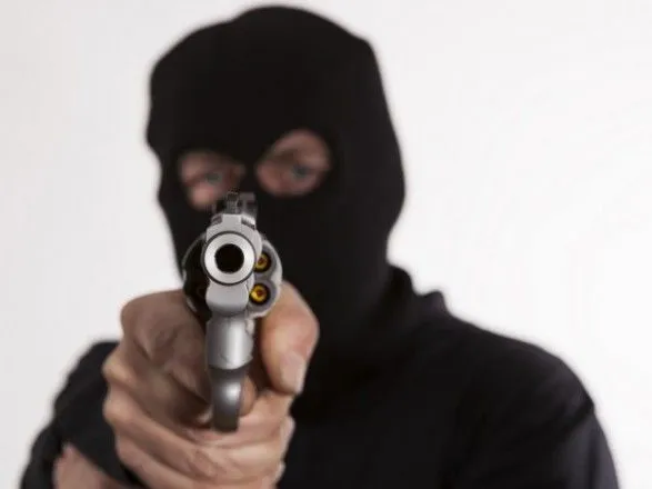 Во Львове вооруженный мужчина в маске ограбил магазин