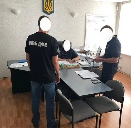 Одесскому таможеннику сообщили о подозрении в 25 тыс. грн взятки