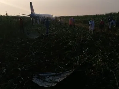 Большинство пассажиров самолета, совершившего аварийную посадку в Москве, отказались лететь в Крым