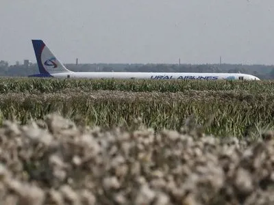 Опубликованны видео с места экстренной посадки рейса Москва-Симферополь в Подмосковье