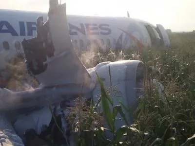 У самолета "Москва-Симферополь" загорелся и отвалился двигатель при аварийной посадке