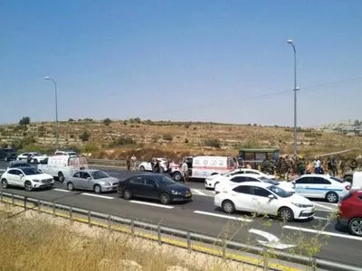 В Израиле автомобиль совершил наезд на автобусную остановку: есть травмированные