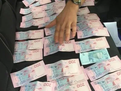 В Черниговской области разоблачили в валютной взятке следователей полиции