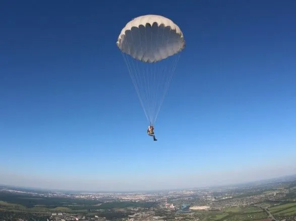 Не розкрився парашут: жінка пережила падіння з висоти 1,5 км