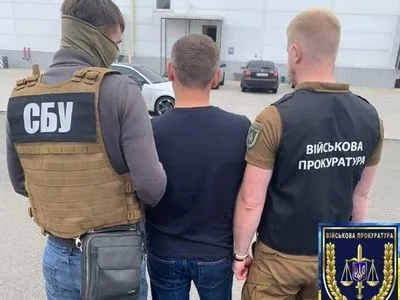 В Киеве задержали инспектора ДФС на взятке за оформление авто