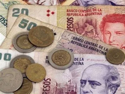 Міністр фінансів Аргентини подав у відставку після обвалу курсу песо