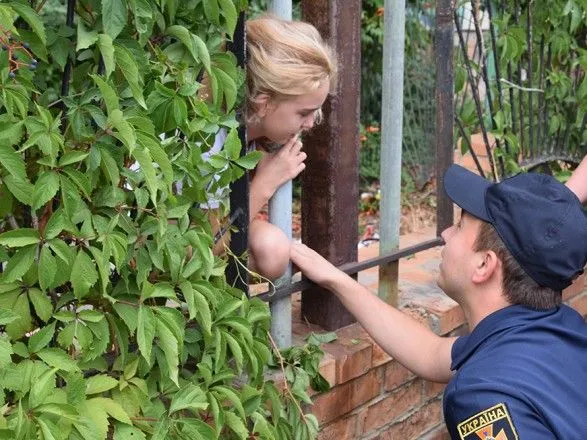 В Николаеве спасли девочку, застрявшую головой в металлическом заборе