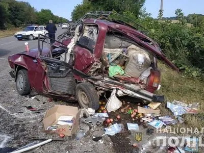 В Винницкой области двое мужчин стали посреди дороги из-за неисправности авто, в них въехал микроавтобус