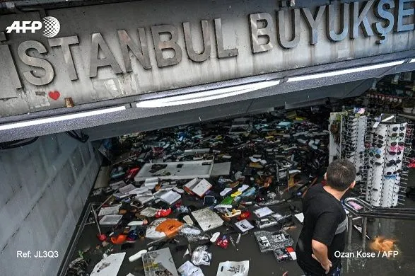 Ливень парализовал Стамбул, один человек погиб