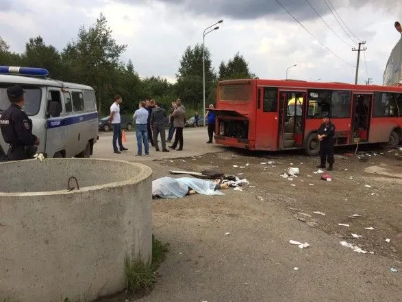 В России автобус врезался в здание, есть погибший