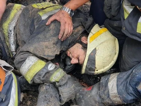 В Днепре на пожаре произошел обвал, травмированы трое пожарных