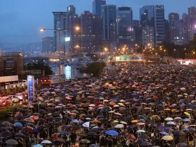 Понад 1 млн людей вийшли на протест у Гонконзі, поліція заготувала водомети