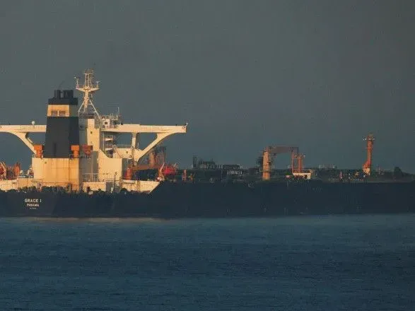 vlada-gibraltaru-vidmovilasya-areshtuvati-iranskiy-tanker-i-dozvolyaye-yomu-zalishiti-port