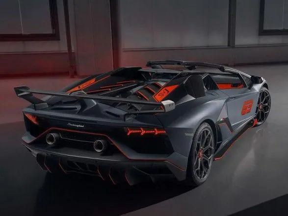 Компания Lamborghini представила два новых суперкара