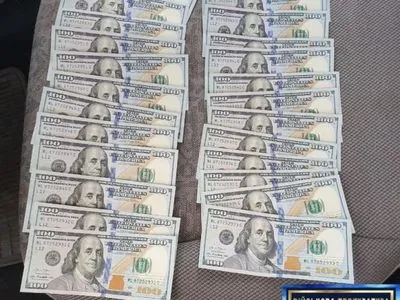 На Прикарпатье таможенник погорел на взятке в 4,5 тысячи долларов