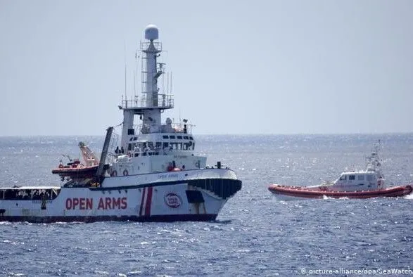 Суд у Сицилії наказав прийняти мігрантів з Open Arms та конфіскувати судно