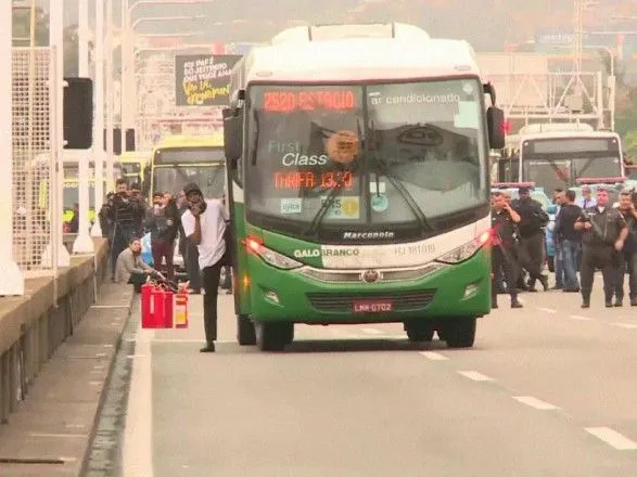 У Ріо-де-Жанейро озброєний офіцер військової поліції захопив заручників в автобусі