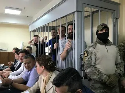 Суд в РФ оставил под стражей еще семерых украинских моряков