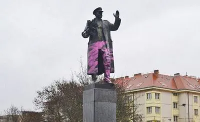 У Празі облили фарбою пам’ятник радянському маршалу Конєву