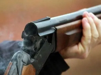 Неповнолітня вистрелила подрузі в обличчя з рушниці
