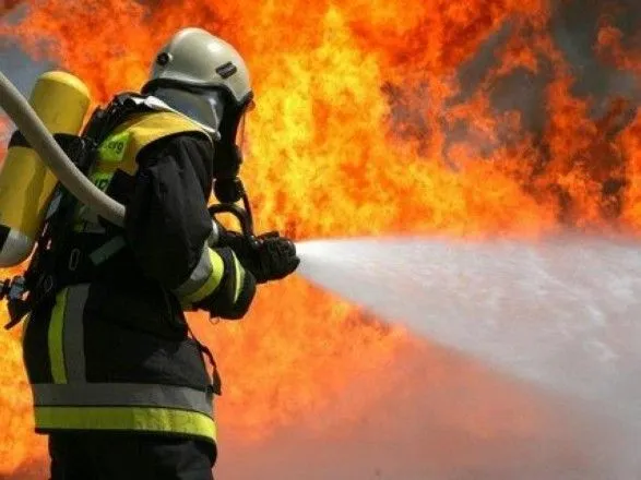 В Киеве из-за пожара в жилом доме девушка прыгнула с балкона