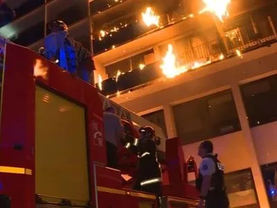 В пригороде Парижа произошел мощный пожар возле больницы