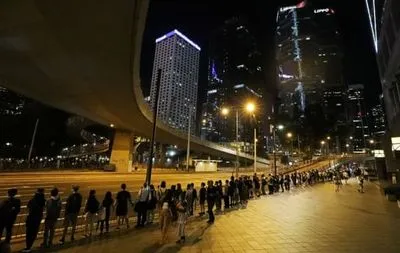 Жители Гонконга выстроились в 45-километровую живую цепь