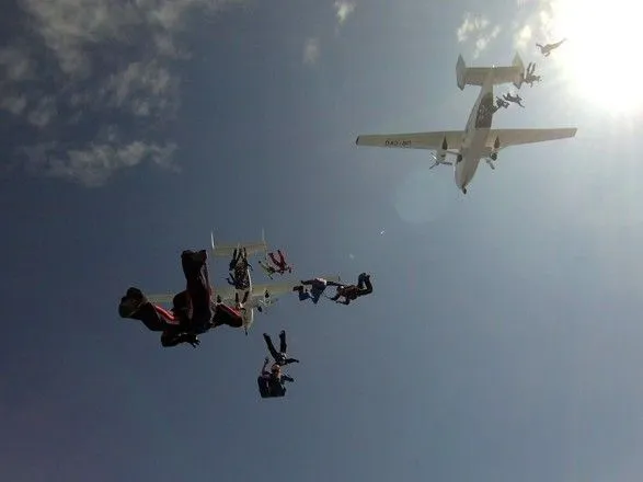 У Харкові парашутисти з різних країн зібрали в небі тризуб України