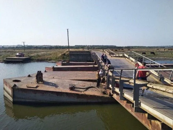 В Николаевской области из-за движения грузовиков частично затонул понтонный мост