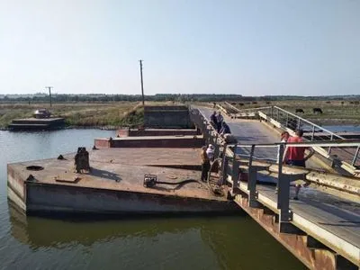 В Николаевской области из-за движения грузовиков частично затонул понтонный мост