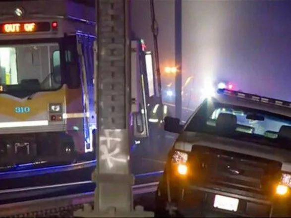 У Каліфорнії потяг зійшов з рейок, понад 20 постраждалих