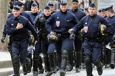 У Франції поліція застосувала водомети на мітингу проти саміту G7