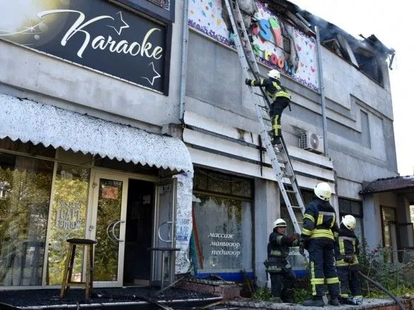В здании с караоке-клубом в Одесской области произошел масштабный пожар