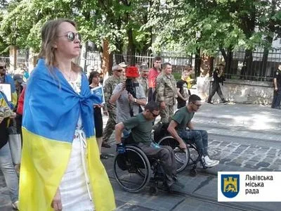 Львов отметил День Независимости маршем в поддержку украинских воинов