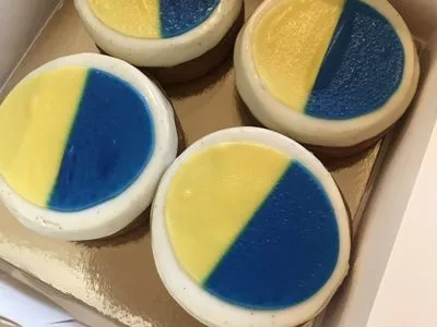 Известный кондитер сделал специальные пирожные ко Дню Независимости Украины