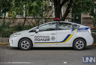 У центрі Києва чоловік на металевих конструкціях погрожував "гранатою"