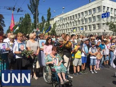 Від столичного парку Шевченка рушили учасники "Маршу захисників України"