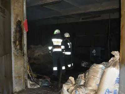 Пожежа у Дніпрі знищила склад з сировиною для топливних брикетів