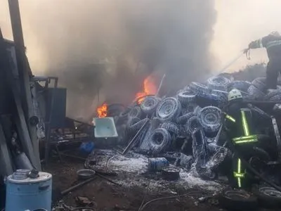 В Харькове горела свалка автомобильных покрышек
