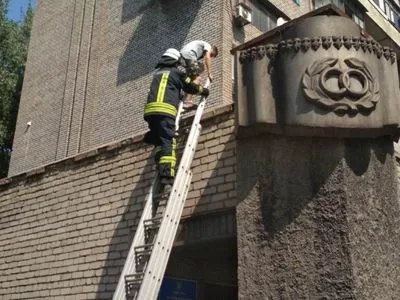 В Запорожье спасателям пришлось снимать подростка с крыши пристройки