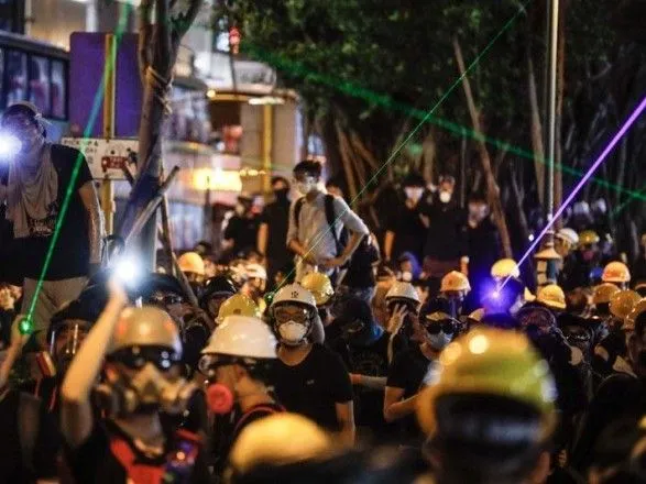 Полиция Гонконга арестовала 29 человек после ночных столкновений