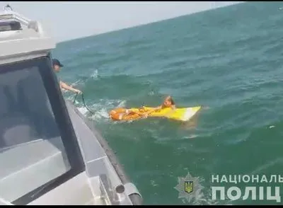 На Азовському морі відпочивальницю на надувному матраці віднесло за кілометр від берега