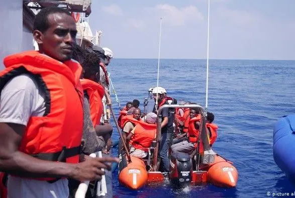 Глава МВД Италии запретил немецкому судну Eleonore с мигрантами заходить в порты страны