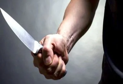 На Харківщині чоловік мало не вбив співмешканку ножем
