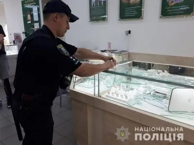 В Киеве продолжаются поиски мужчины, который с ружьем ограбил ювелирный магазин