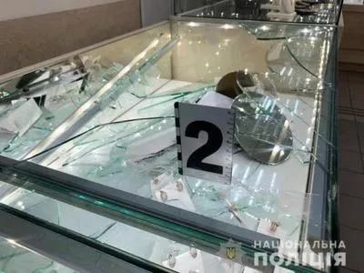 У Києві чоловік з рушницею пограбував ювелірний магазин